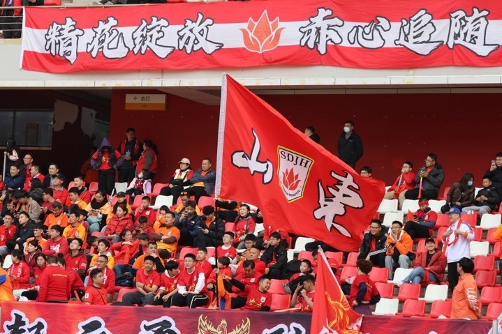 主場上萬名球迷的吶喊助威，給山東體彩女足征戰(zhàn)女超增添了能量與動力